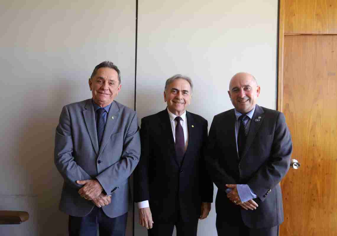 Deputado Leônidas Cristino recebe presidente do CRA-CE, Adm. Rogério Cristino, para tratar dos 60 anos da Administração